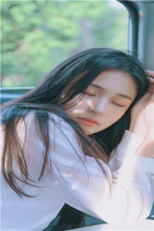 捧着一本线装诗集
